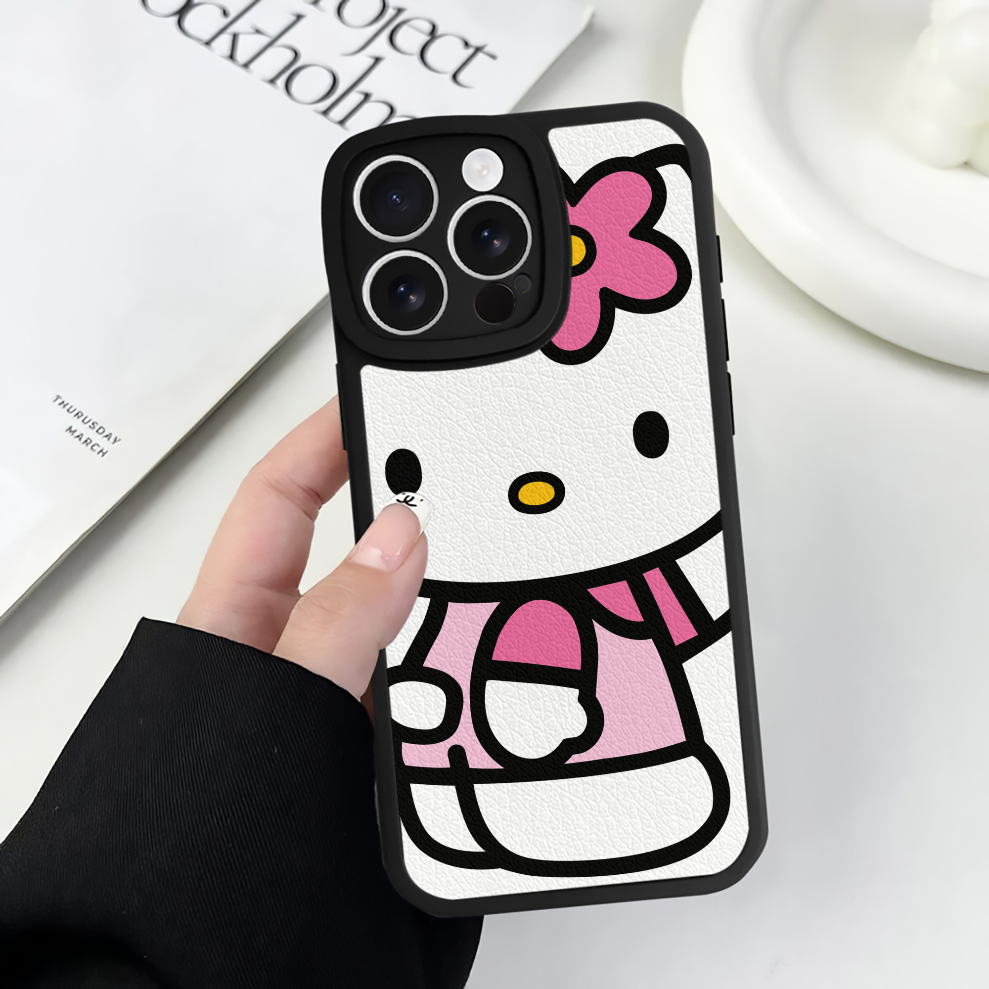 （画像用） Hello Kitty ハローキティ 【iPhone 16シリーズ対応】シリコンスマホケース（レザー調） 材質：シリコン